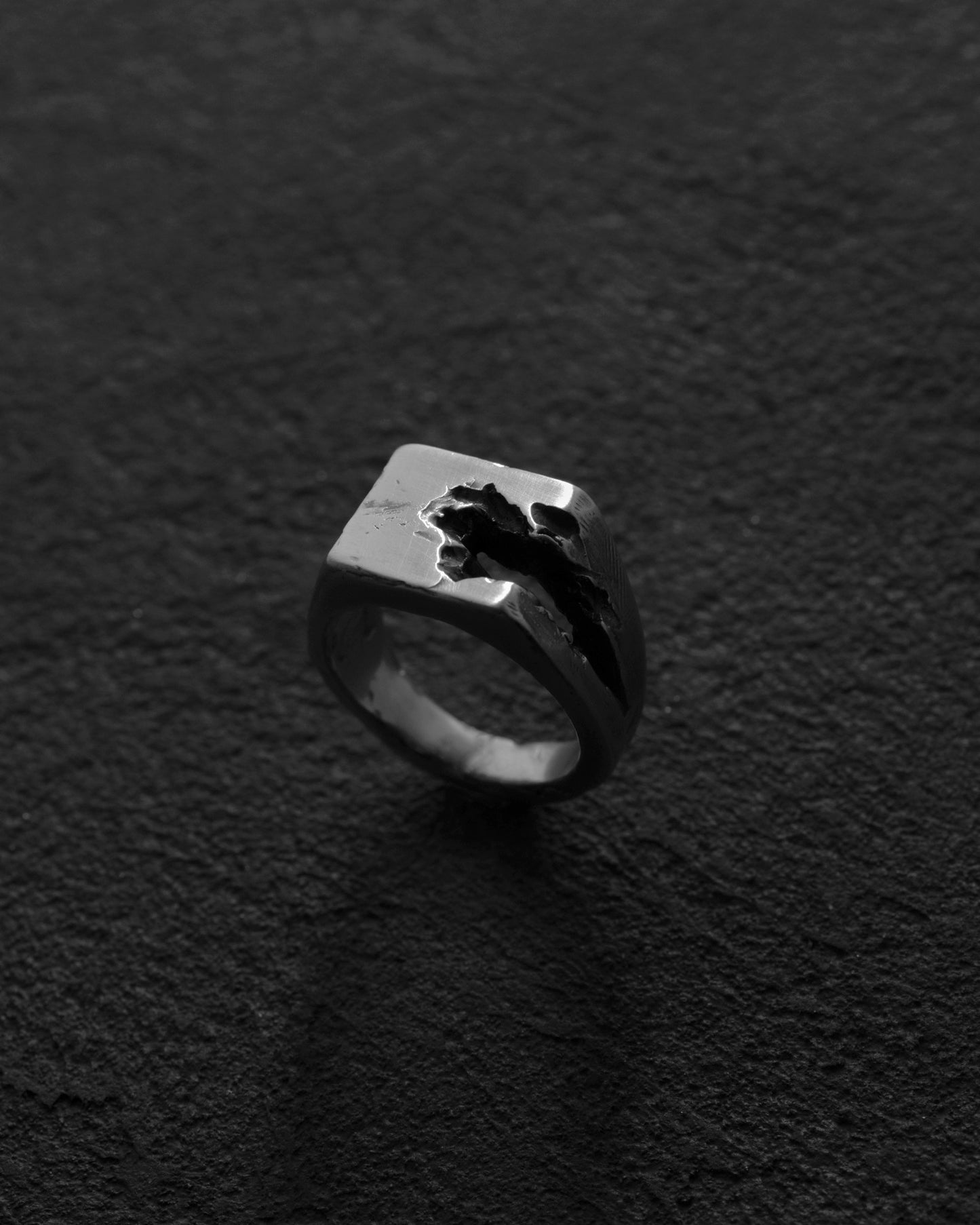 echoforg-split-square-signet-ring