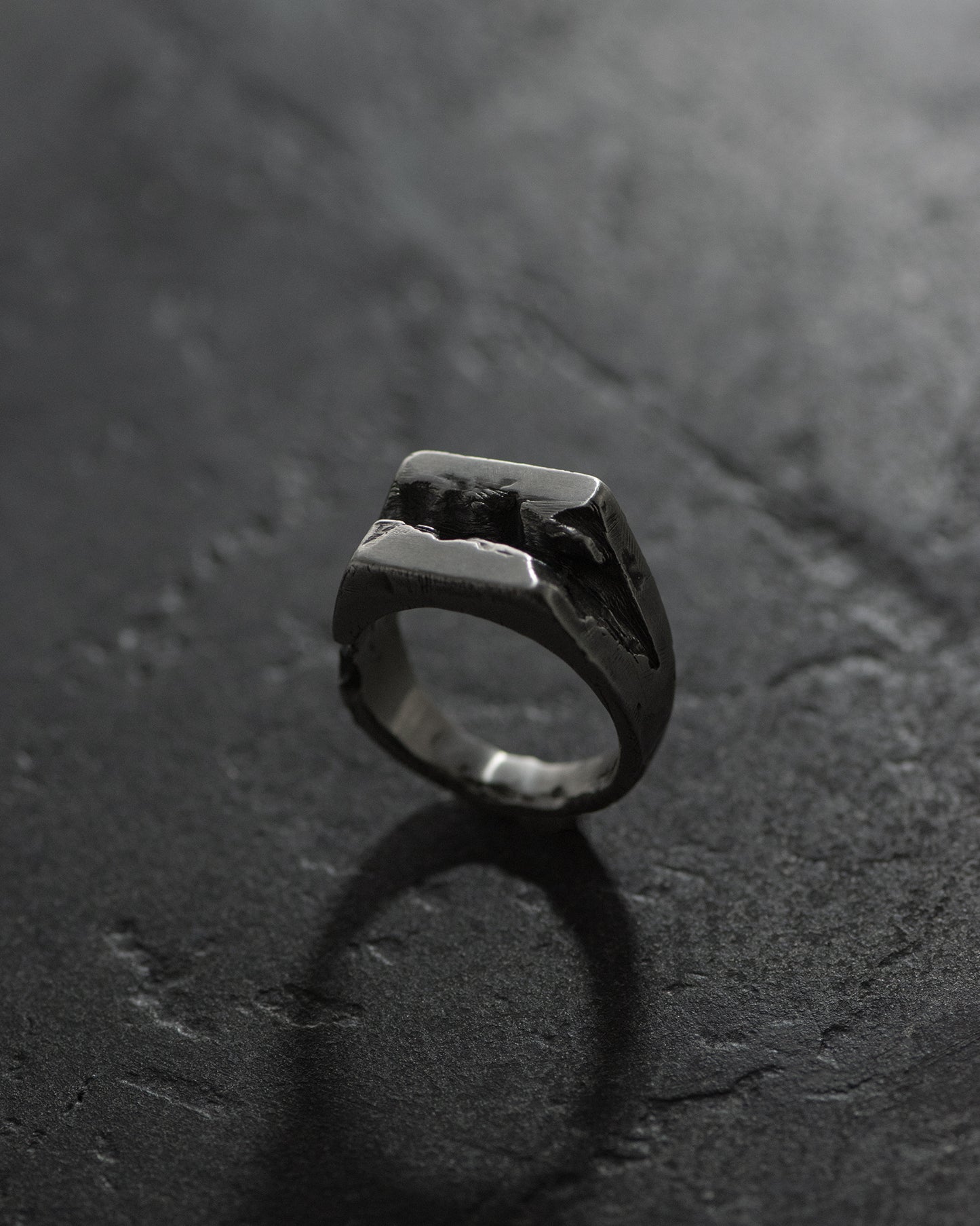echoforg-rift-square-signet-ring