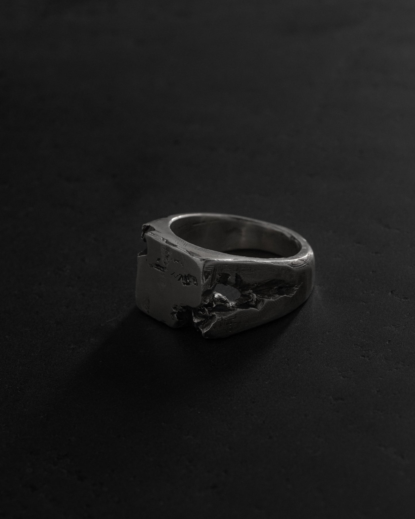 echoforg-chasm-square-signet-ring