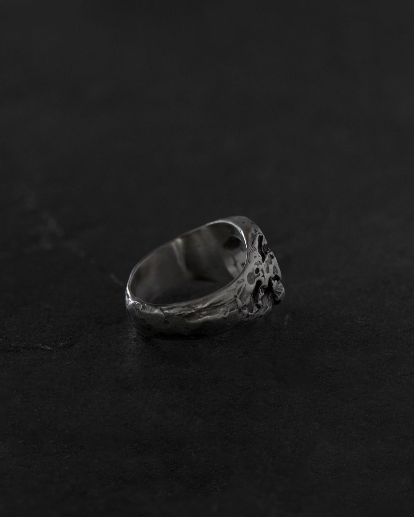echoforg-carved-circular-signet-ring