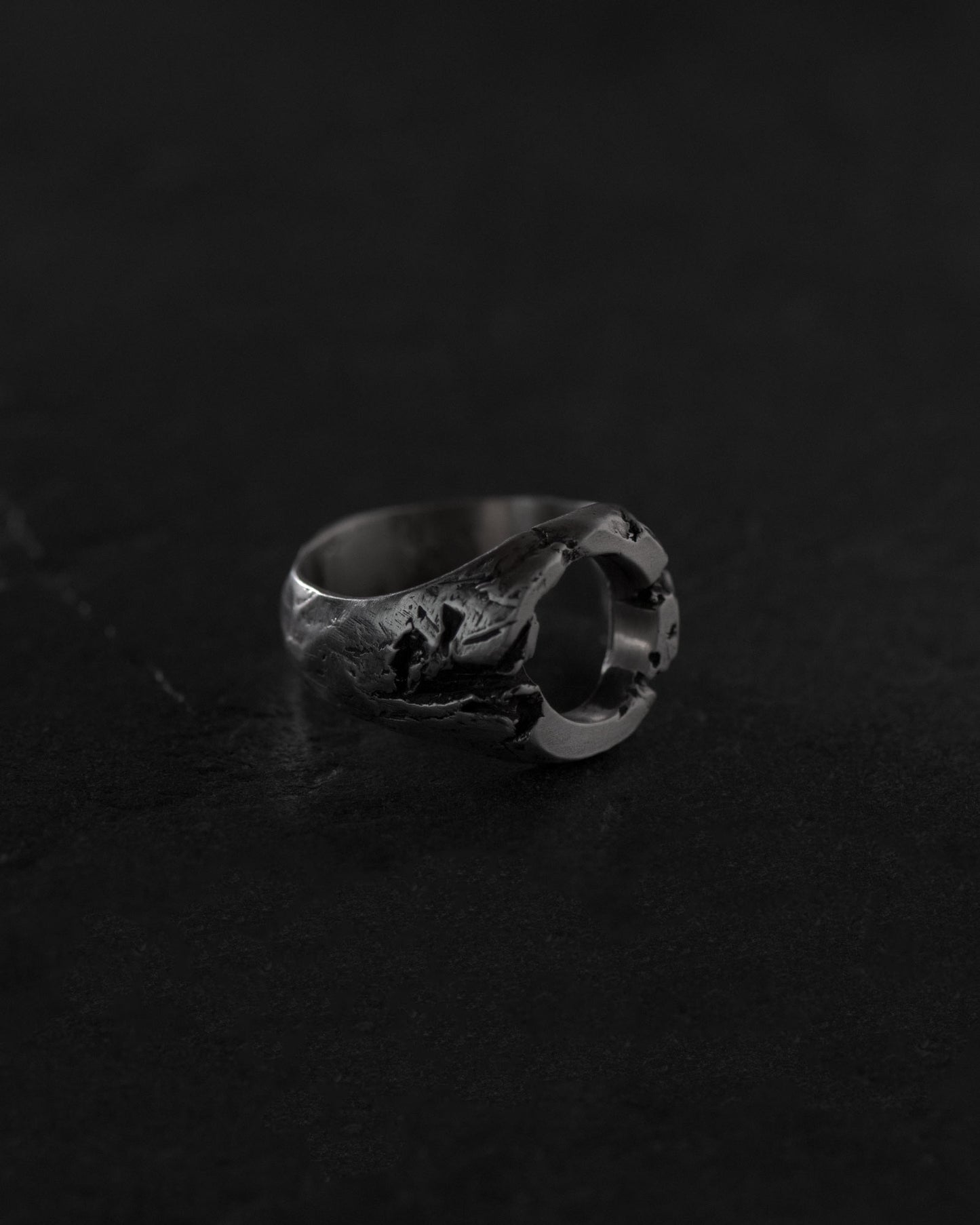 echoforg-carved-circular-signet-ring