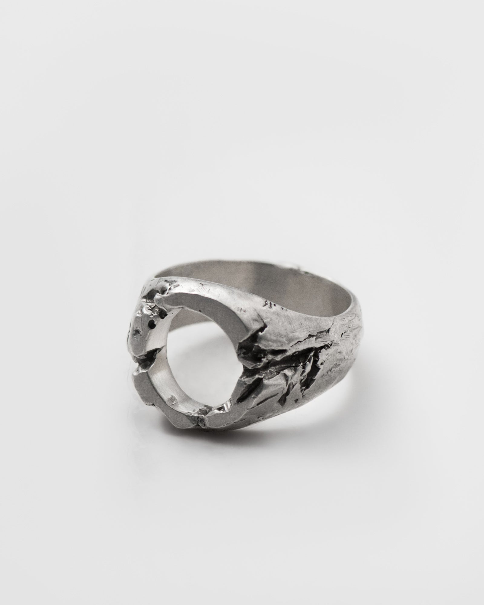 echoforg-carved-circular-signet-ring